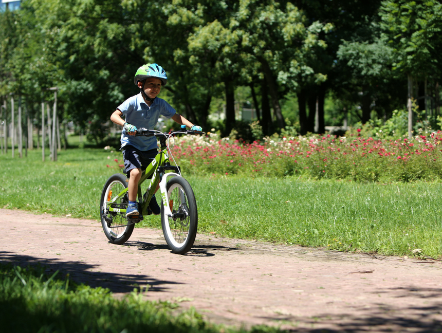Как карането на колело до училище подобрява живота на детето
