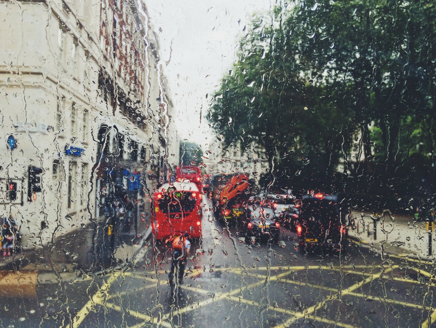 Колоездене в дъжда: съвети, екипировка и безопасност